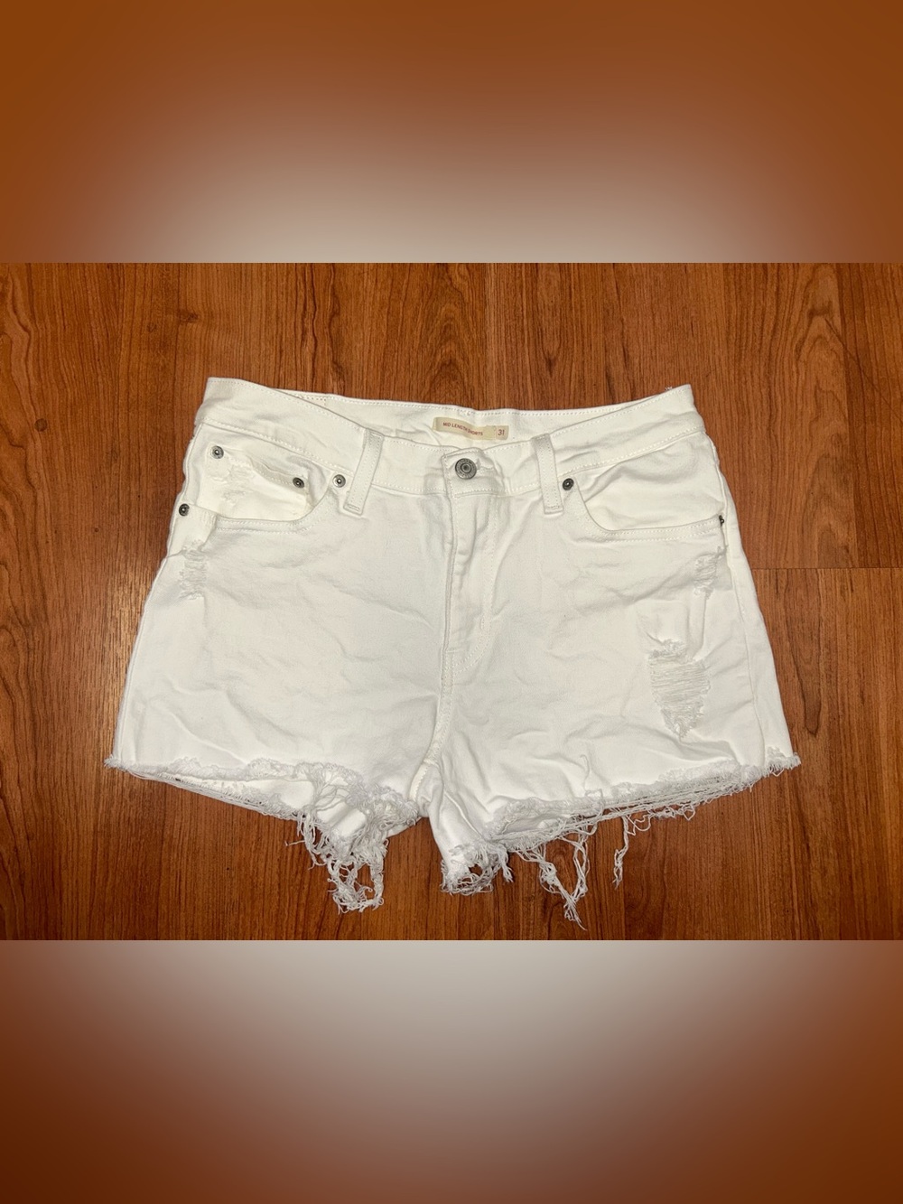 Women’s Levi’s Mid Length White Shorts Size 31